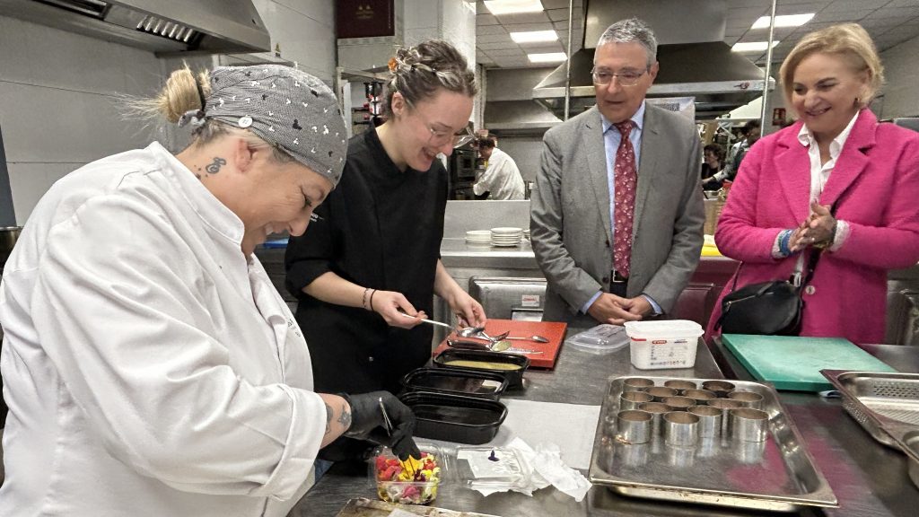 Francisco Salado, presidente de la Diputación, y Leonor García-Agua, responsable de Sabor a Málaga, en la Escuela de Hostelería La Fábrica de Antequera