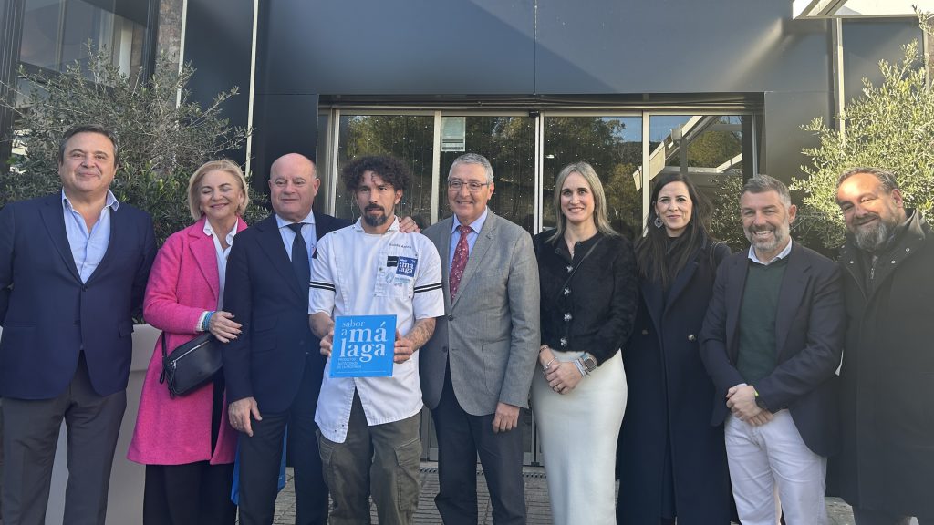 20260112 Responsables de la Escuela de Hostelería La Fábrica de Antequera, junto a representantes municipales, de la Diputación y de Sabor a Málaga