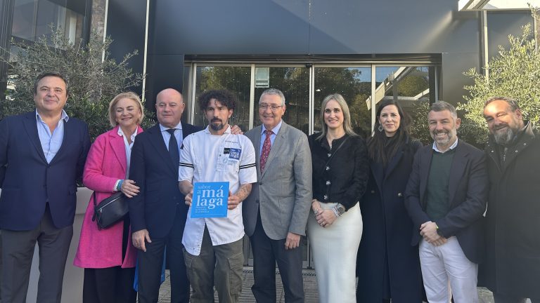 20260112 Responsables de la Escuela de Hostelería La Fábrica de Antequera, junto a representantes municipales, de la Diputación y de Sabor a Málaga
