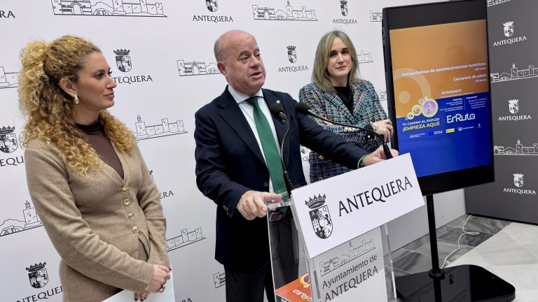 20260116 El alcalde Manolo Barón, junto a la diputada provincial María del Carmen Márquez y Paqui Sánchez, edil de Políticas de Empleo, en la presentación programa EnRuta en Antequera