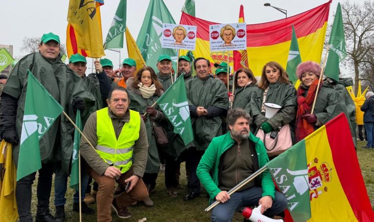 20260120 Baldomero Bellido (izda, abajo), presidente de Asaja Málaga, en la movilización del sector agrario en Estrasburgo