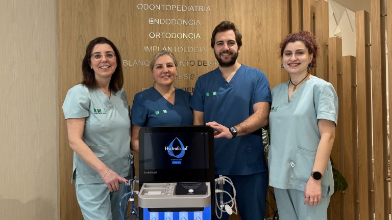 20260120 María Teresa Bravo, gerente de la Clínica Dental Bucoral (centro), junto al personal y el equipo de Hydrafacial