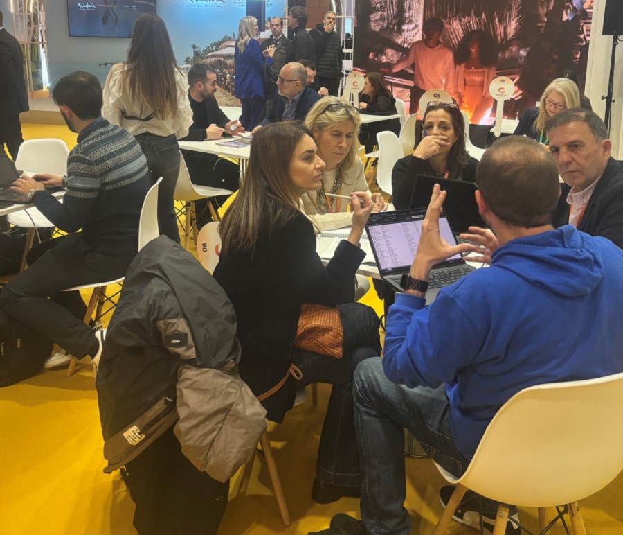 20260121 Reuniones de profesionales del sector turístico en el espacio de Turismo Costa del Sol en el Pabellón 5 de FITUR