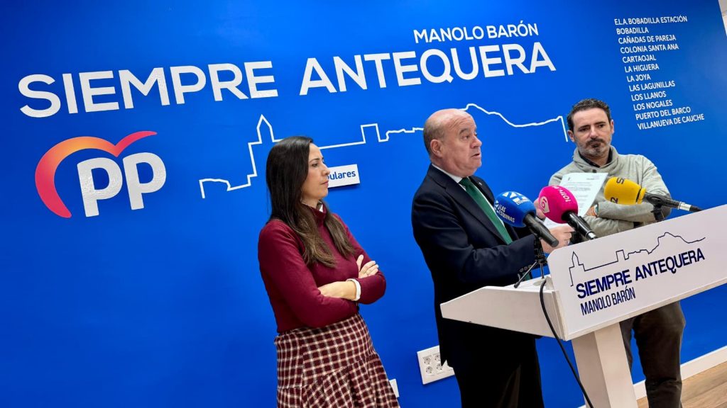 20260123 El alcalde Manolo Barón, junto a Ana Cebrián, y José Ramón Carmona, en la sede del PP de Antequera