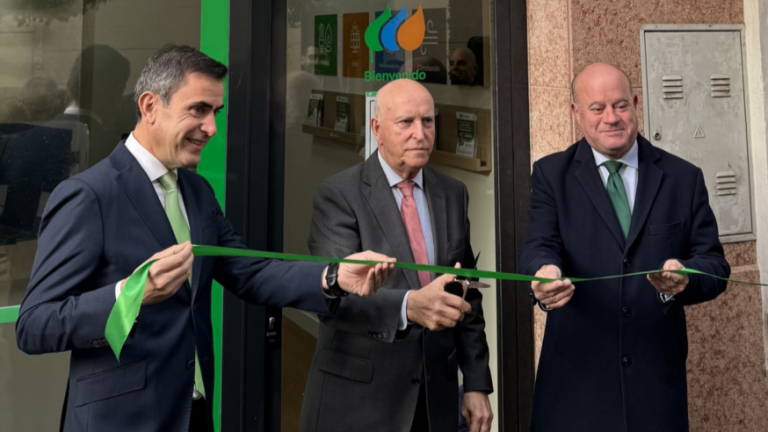 20260123 José Luis García, coordinador comercial de Iberdrola en Andalucía; Santiago Lucas, presidente TOPdigital, y Manolo Barón, alcalde de Antequera