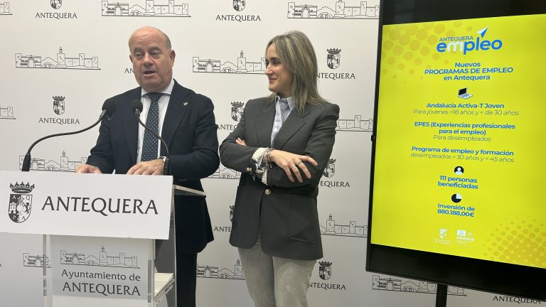 20260129 El alcalde Manolo Barón y la edil de Políticas de Empleo, Paqui Sánchez en la presentación de los nuevos programas de empleo en Antequera