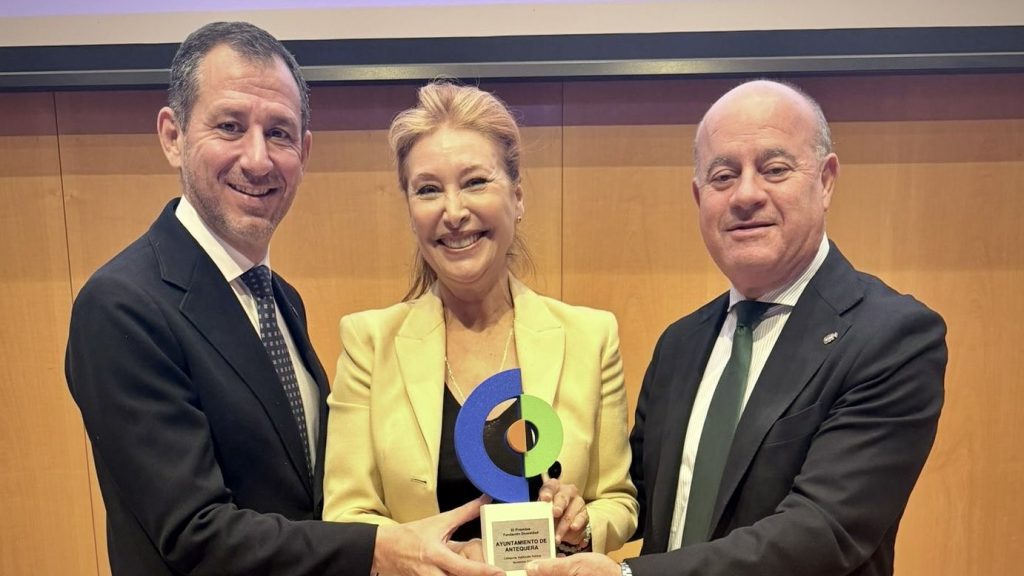 Alberto Arana, edil de Bienestar Social (izda) y el alcalde Manolo Barón, recogiendo el reconocimiento de los Premios Fundación Diversidad