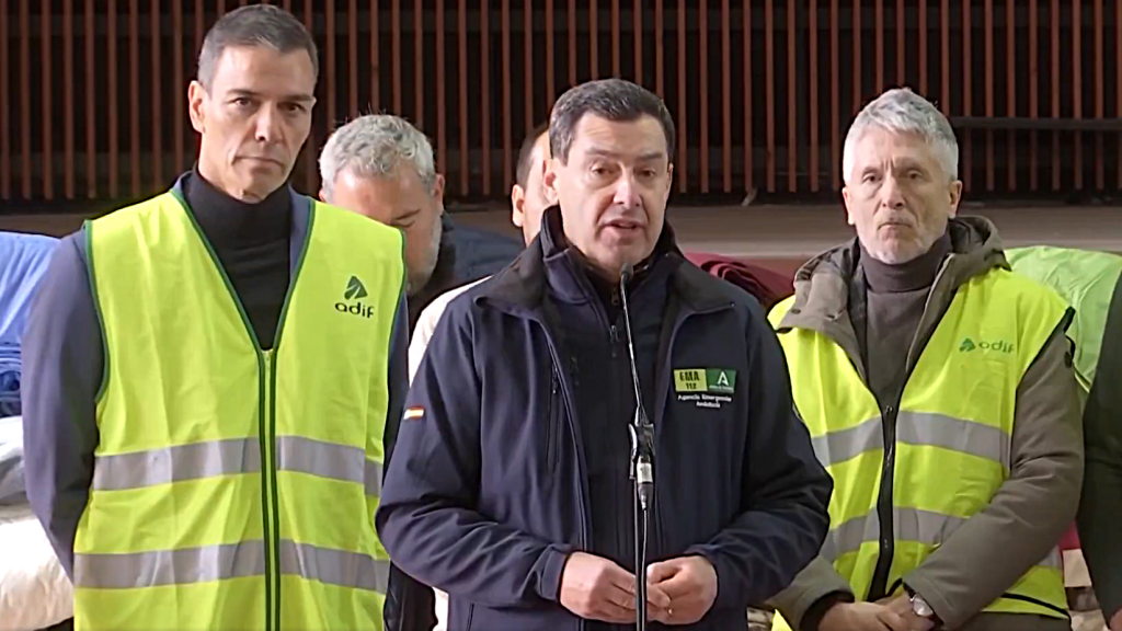 El presidente de la Junta de Andalucía, Juanma Moreno, durante la comparecenciia junto al presidente de Gobierno, Pedro Sánchez (i) en Adamuz