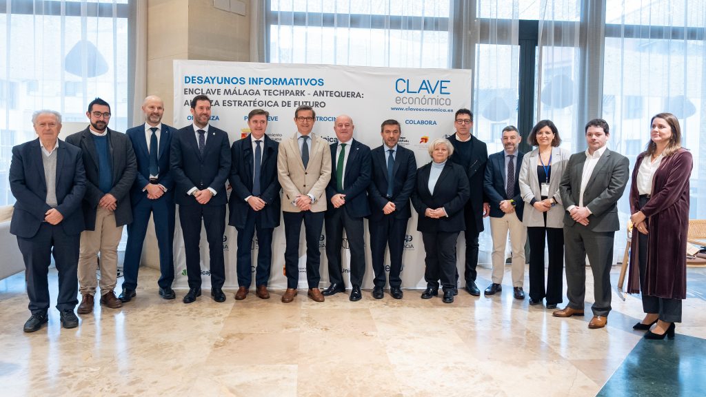 Foto de familia de ponentes y de representantes de patrocinadores, colaboradores, promotores y organizadores del Desayuno Informativo 'Enclave Málaga TechPark - Antequera'