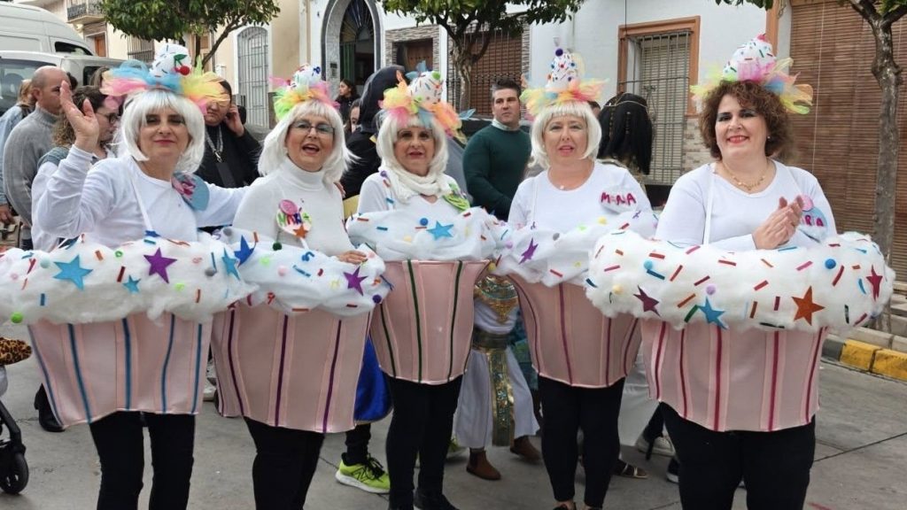 Grupo de mujeres disfrazadas de 'cupcake' en el Carnaval 2025 de Cuevas de San Marcos