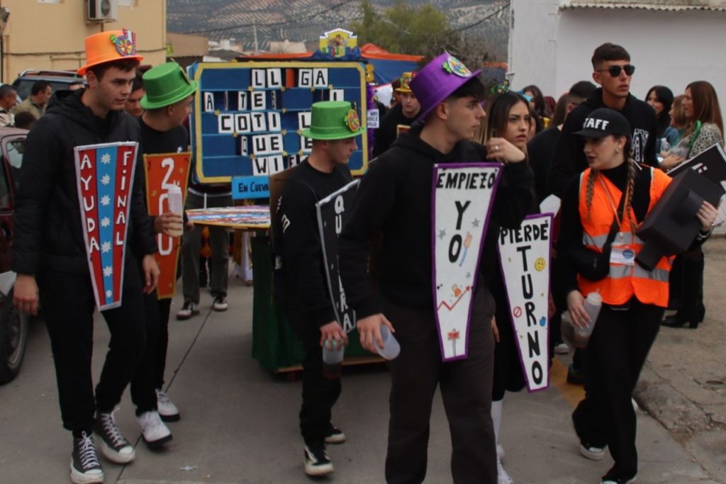 Grupo disfrazado de ruleta de la suerte en el pasacalles del Carnaval 2025 de Cuevas de San Marcos