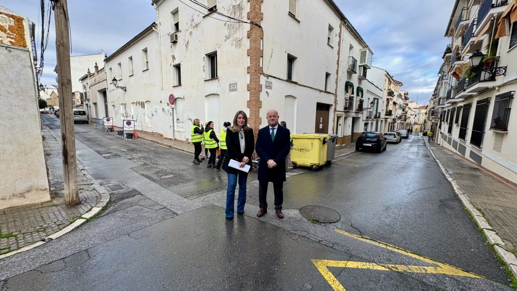 La edil de Obras, Teresa Molina, y el alcalde Manolo Barón, en la calle Aguardenteros de Antequera