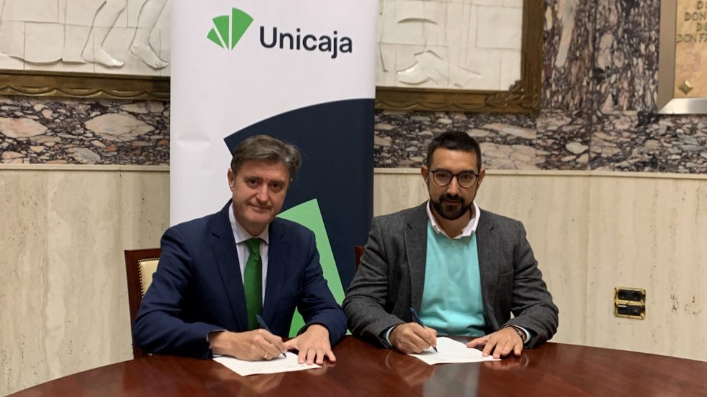 Manuel Artacho, director de Málaga Interior de Unicaja, y Jorge del Pino, presidente de la ACIA, durante la firma del convenio