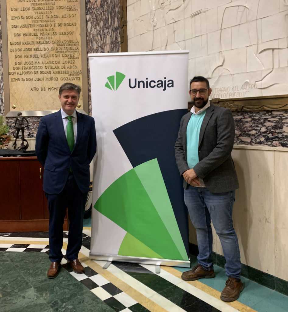 Manuel Artacho, director de Málaga Interior de Unicaja, y Jorge del Pino, presidente de la ACIA, en la sede central del banco en Antequera