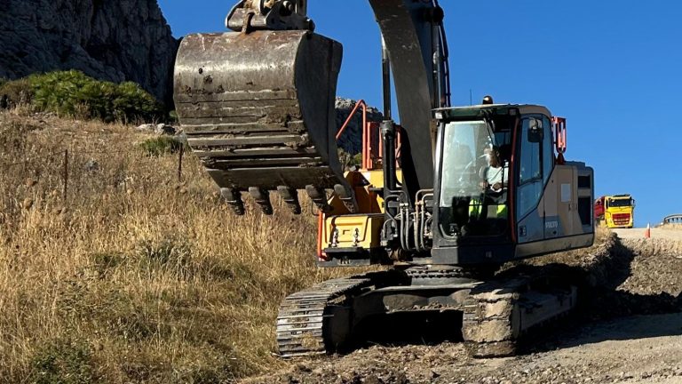 Operario en la obra de reforma de la carretera de acceso a La Joya