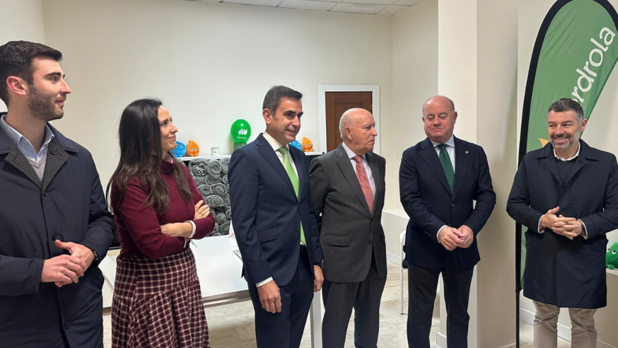 Responsables municipales junto a representantes de Iberdrola y TOPDigital en la inauguración del punto de atención de Iberdrola en Antequera