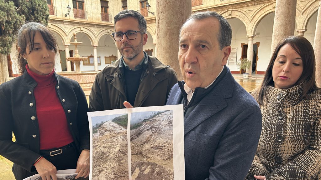 20250206 José Luis Ruiz Espejo, junto a los ediles del PSOE Noemí Escobar, Kiko Calderón y María José Palomino