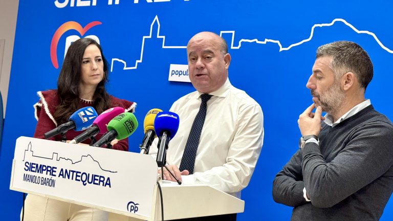 20250209 El alcalde Manolo Barón, junto a los ediles Ana Cebrián y Juan Rosas