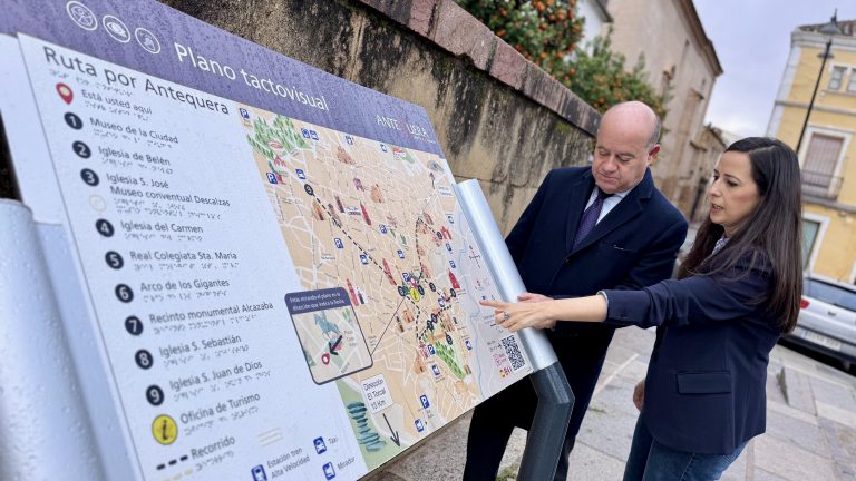 20250211 El alcalde Manolo Barón y la edil de Turismo, Ana Cebrián, en el nuevo plano tactovisual instalado en el Coso Viejo