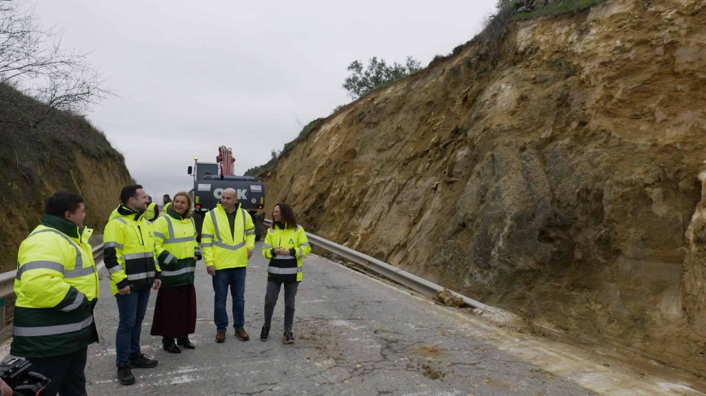 20260216 Reponsables de la Consejería de Fomento y municipales en la carretera A-7202 de Archidona