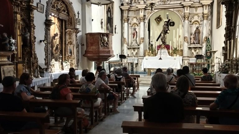 20250609 Grupo turistas de Vitoria en la Iglesia del Nazareno de Archidona (foto Ayuntamiento de Archidona)