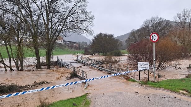 20260104 Puente de Platero, en Villanueva del Rosario, cortado por la crecida del río Guadalhorce (foto Ayuntamiento Villanueva del Rosario)