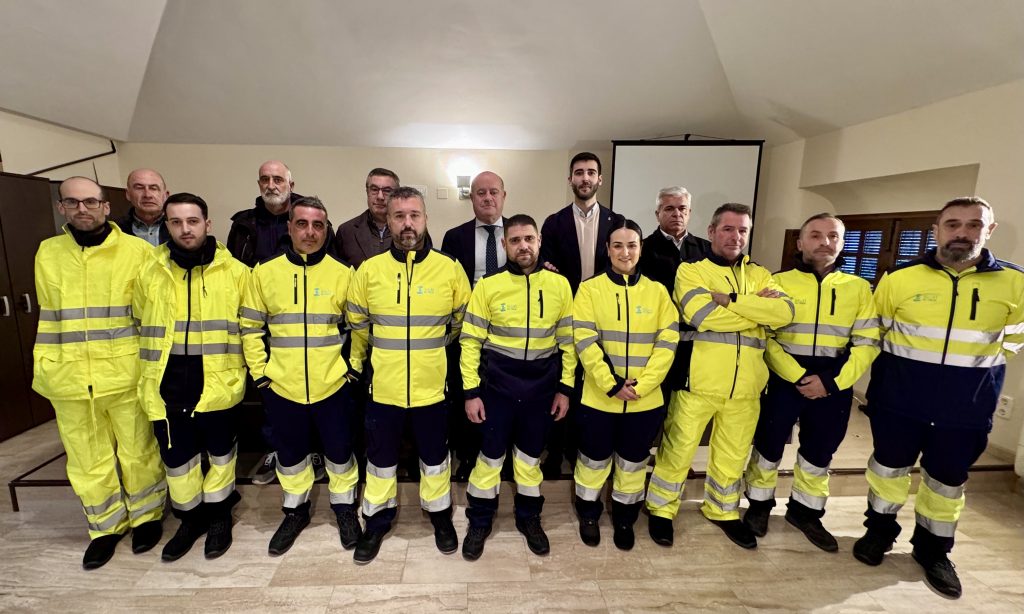 20260202 Responsables municipales y de Aguas del Torcal, junto a los 9 nuevos trabajadores de esta empresa municipal