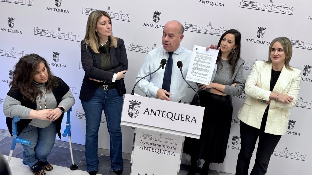 202602026 El alcalde Manolo Barón, junto a las ediles Sara Ríos, Teresa Molina, Ana Cebrián y Paqui Sánchez, con la resolución sobre la planta de hidrógeno verde La Joya H2