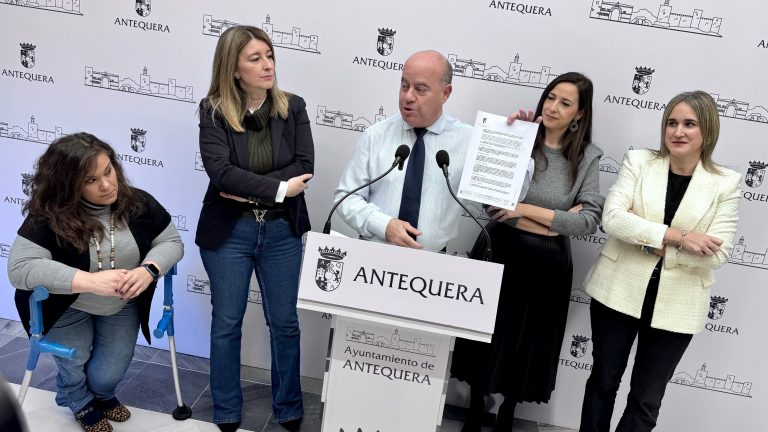 202602026 El alcalde Manolo Barón, junto a las ediles Sara Ríos, Teresa Molina, Ana Cebrián y Paqui Sánchez, con la resolución sobre la planta de hidrógeno verde La Joya H2