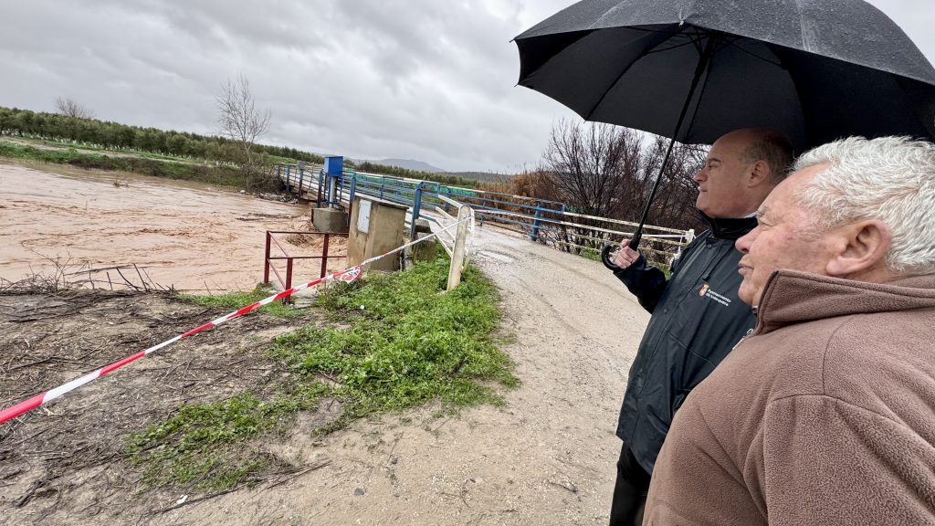 20260204 Manolo Barón, alcalde de Antequera, junto a un vecino del anejo de Bobadilla, junto al cauce del río Guadalhorce