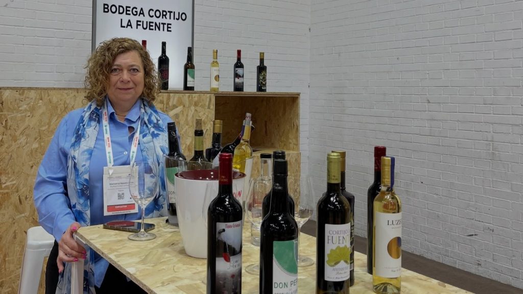 20260204 Montse Navarro, en el estand de Cortjo La Fuente en Barcelona Wine Week