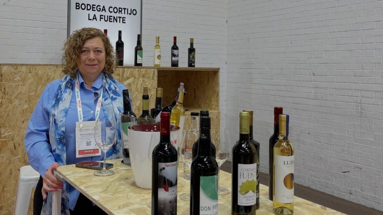 20260204 Montse Navarro, en el estand de Cortjo La Fuente en Barcelona Wine Week