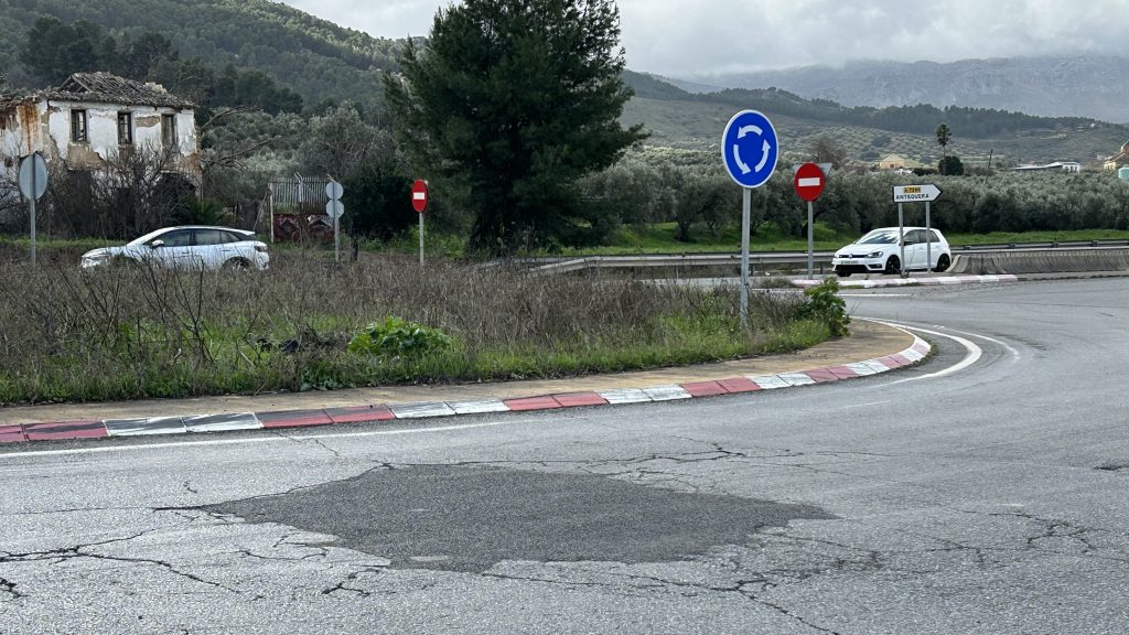20260219 Bache reasfaltado en la carretera A-7282 de Acceso a Antequera