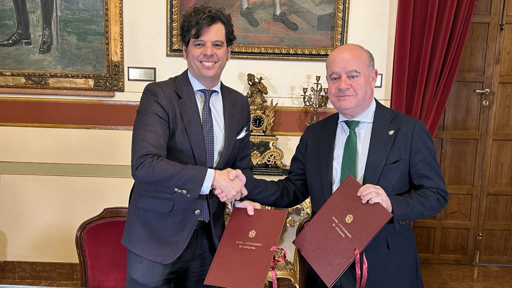 20260219 Pedro Hernández, trade marketing del Grupo Heineken, y Manolo Barón, alcade de Antequera, tras la firma del convenio de patrocinio