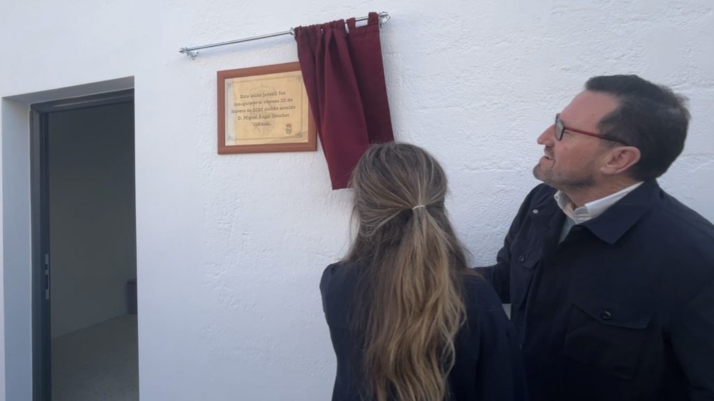 20260220 Placa descubierta a la entrada del nuevo Salón Juvenil de Sierra de Yeguas