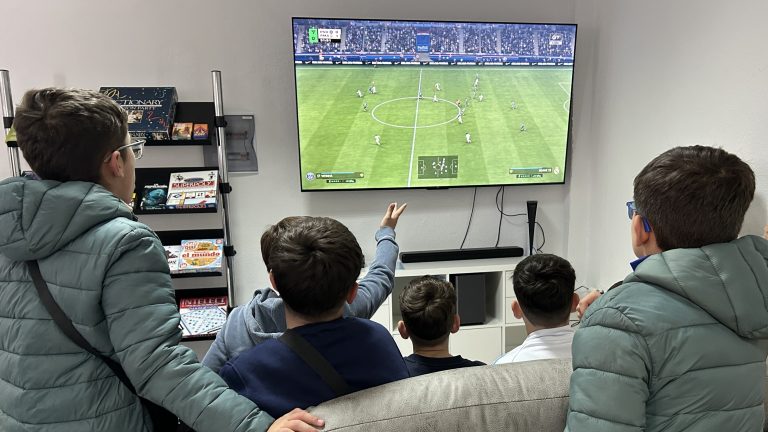 20260220 Usuarios estrenando la videoconsola del Salón Juvenil de Sierra de Yeguas