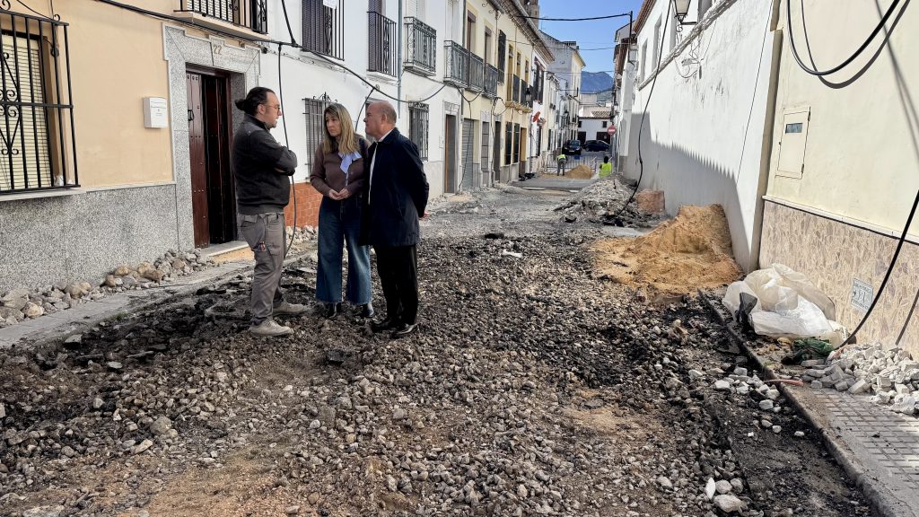 20260224 El alcalde Manolo Barón y la edil Teresa Molina, junto a un técnico municipal, en la calle Taller y Ollas de Antequera