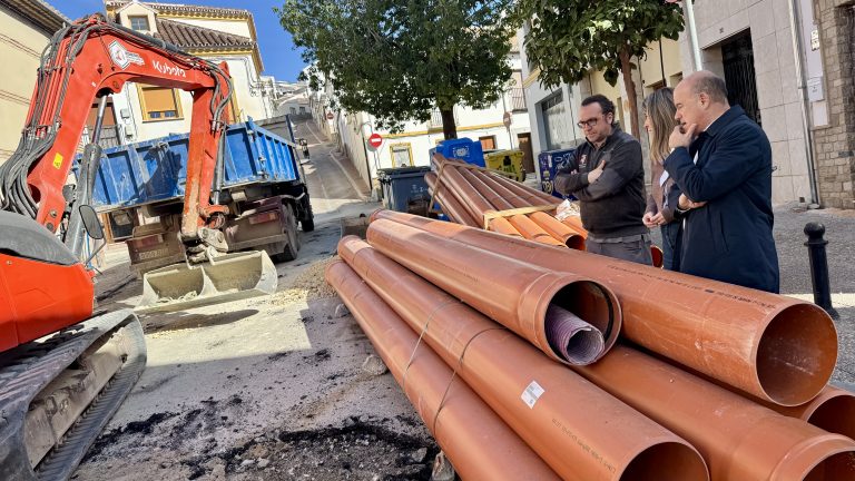 20260224 El alcalde Manolo Barón y la edil Teresa Molina, junto a un técnico municipal, en la visita a la obra de la calle Taller y Ollas de Antequera