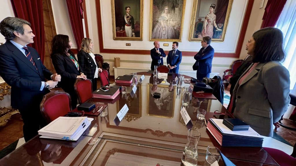 20260225 El alcalde Manolo Barón (centro), junto al presidente de la Cámara de Cuentas de Andalucía, Alejandro Cardenete, antes de la sesión plenaria en Antequera
