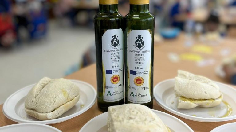 Botelas de la DOP Antequera en el desayuno del Colegio Manzano Jiménez de Campillos