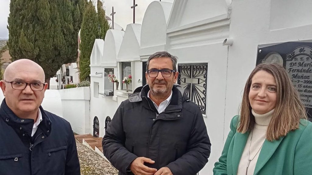 El alcalde Pedro Hernández, junto al Carlos García, delegado territorial de Turismo en Málaga, y la edil Yolanda González, en el Cementerio de San Sebastián de Casabermeja