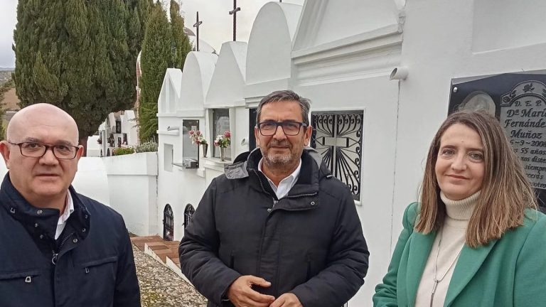 El alcalde Pedro Hernández, junto al Carlos García, delegado territorial de Turismo en Málaga, y la edil Yolanda González, en el Cementerio de San Sebastián de Casabermeja