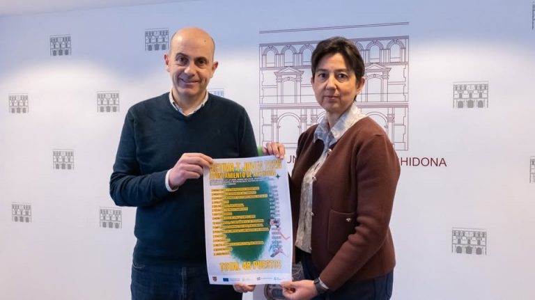 El alcalde de Archidona, Juan Manuel Almohalla, y la concejala de Economía, María Gloria Fernández, en la presentación del programa Activa-T Joven