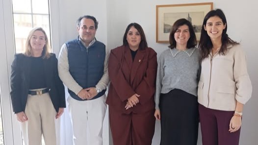 El empresario Javier Romero, representante de Hygreen y Sermatec, junto a la alcaldesa de Humilladero, Auxi Gámez