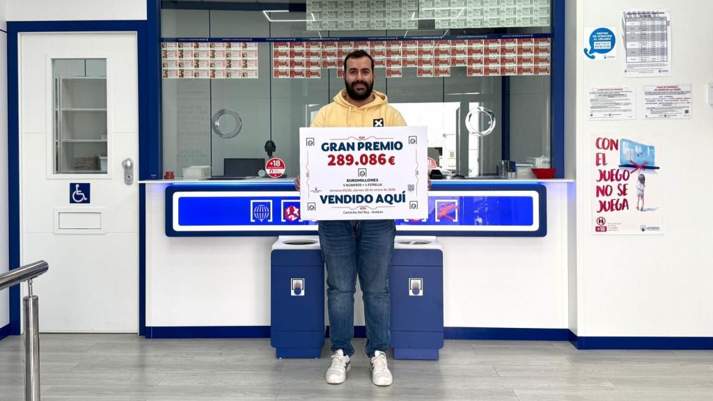 Francisco Javier Bernal, con el cartel del último premio destacado repartido por Lotería el Caminito del Rey