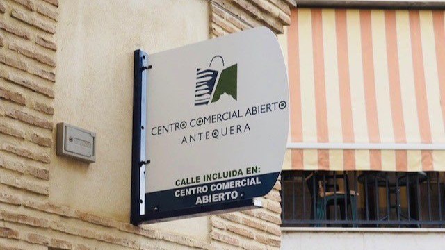 Indicativo con el logo del Comercial Abierto de Antequera