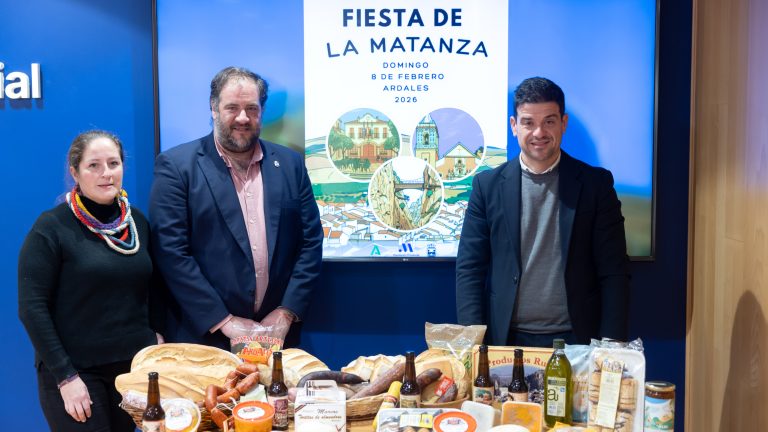 20260203 Irene Calderón, Juan Alberto Naranjo y Cristóbal Ortega tras la presentación de la XXIVX Fiesta de la Matanza de Ardales