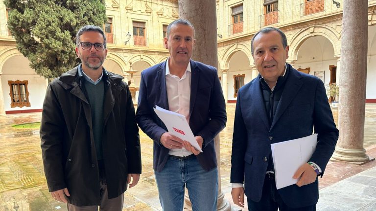 20260213 Kiko Calderón, Manuel Lara y José Luis Ruiz Espejo en el Ayuntamiento de Antequera