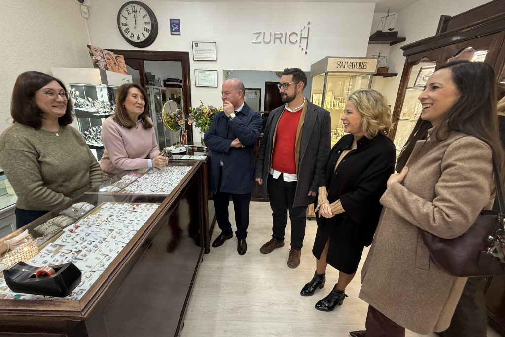 202620218 La delegada territorial de Comercio, junto a responsables municipales y de la ACIA en la Joyería Zurich de Antequera