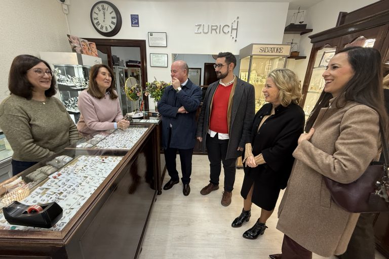 202620218 La delegada territorial de Comercio, junto a responsables municipales y de la ACIA en la Joyería Zurich de Antequera